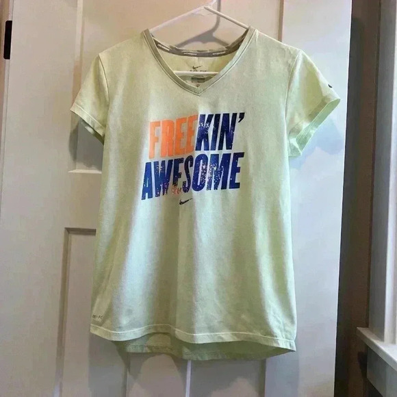 Nike Dri Fit Women's Light Green Nike Workout Graphic Shirt Size Medium - Picture 1 of 9